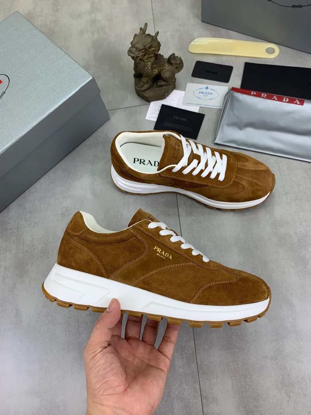 Men's Men's Shoes 💰P560 💰【New Style】 The latest model of high-quality PRADA classic men's shoes has been launched on the official website at a 1:1 replica, synchronized in Hong Kong and on the same catwalk; all made of calfskin➕imported cowhide lining, 🍡🍡original rubber outsole, non-slip and wear-resistant; comfortable on the feet, attractive style, fine workmanship, and simple and neat shoe lasts, highlighting a man's courage and toughness, 👍size 38 to 44 (45 can be customized) black White color🉑️choose